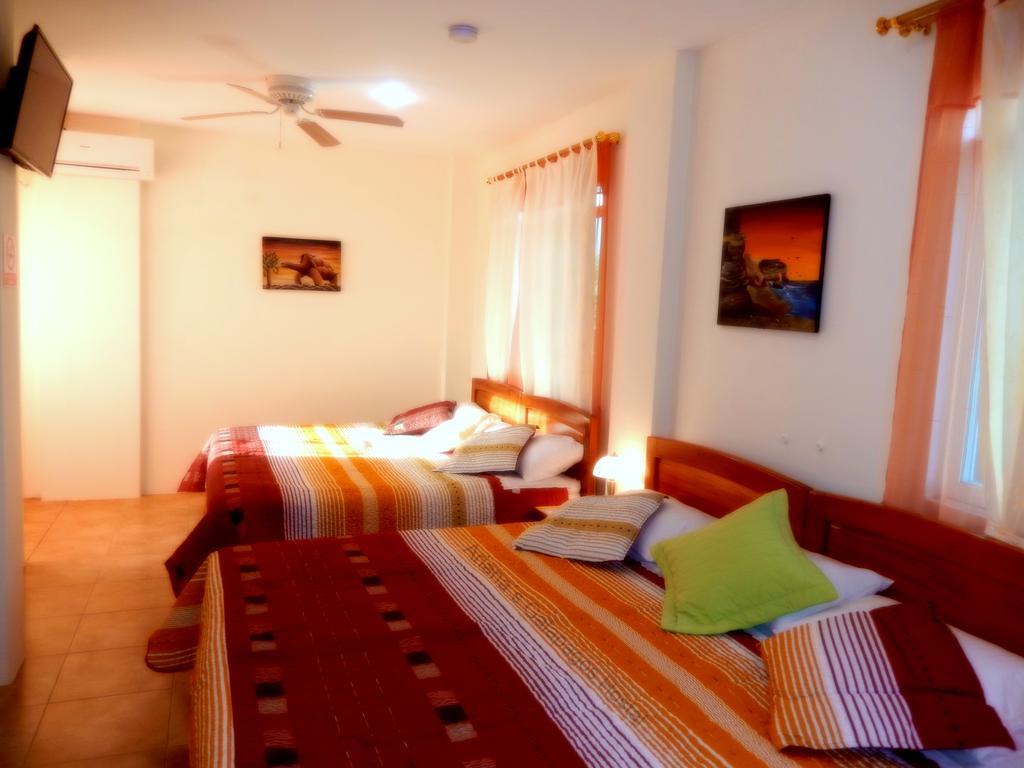 Ariana'S Galapagos Hostal Puerto Ayora  Esterno foto